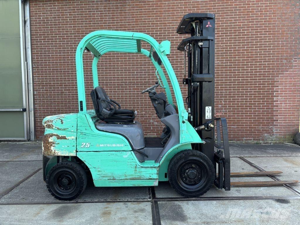 Mitsubishi FD25N شاحنات الديزل