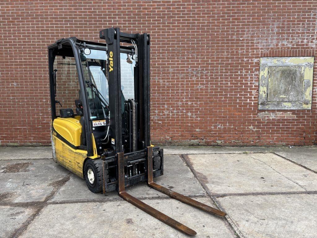 Yale ERP16VT شاحنات ذات رافعات شوكية تعمل بالكهرباء