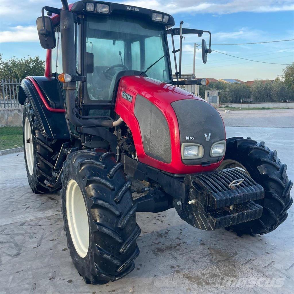 Valtra N92 الجرارات