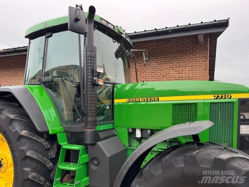 John Deere 7710 الجرارات