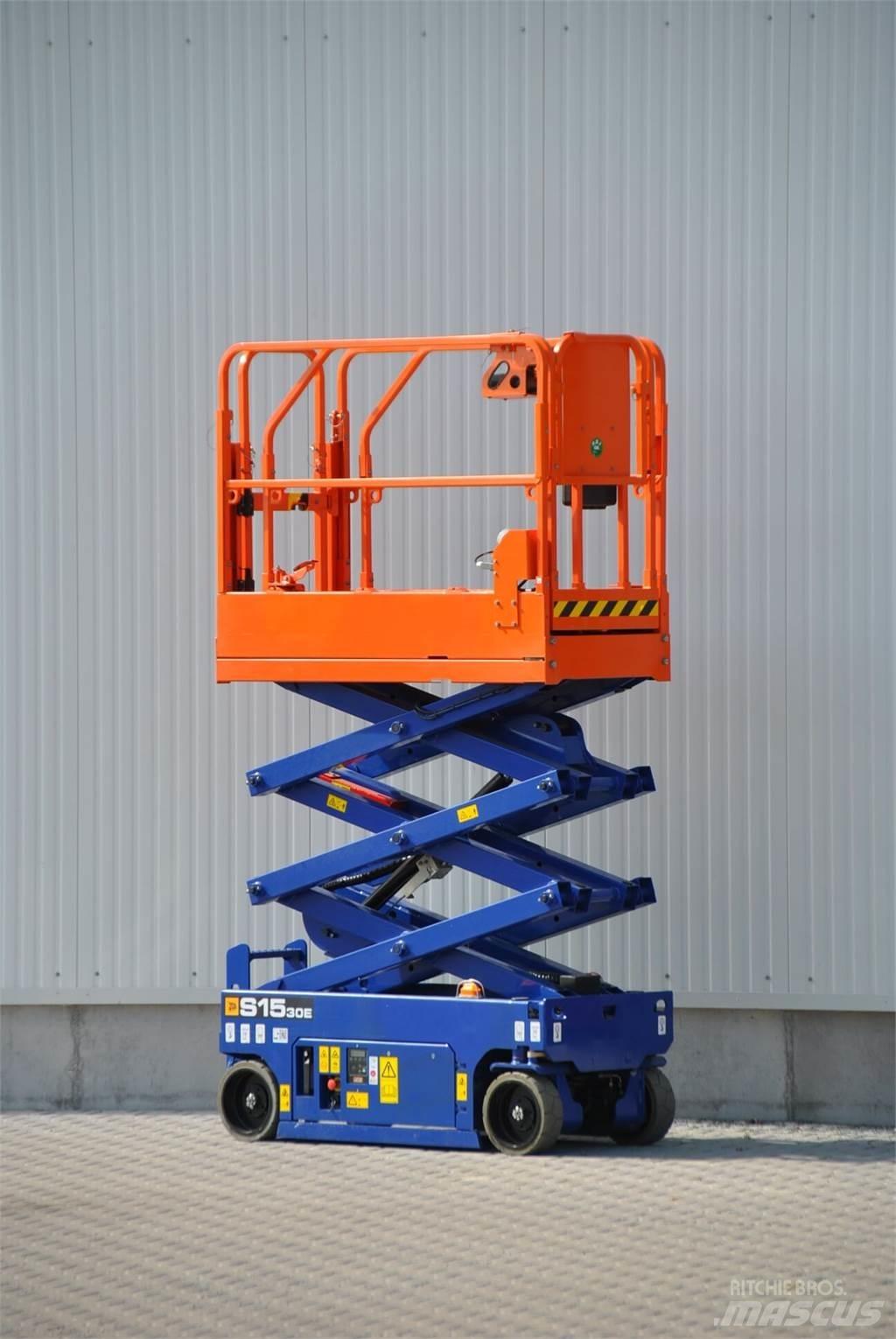 JCB S1530E رافعات مقصية الشكل
