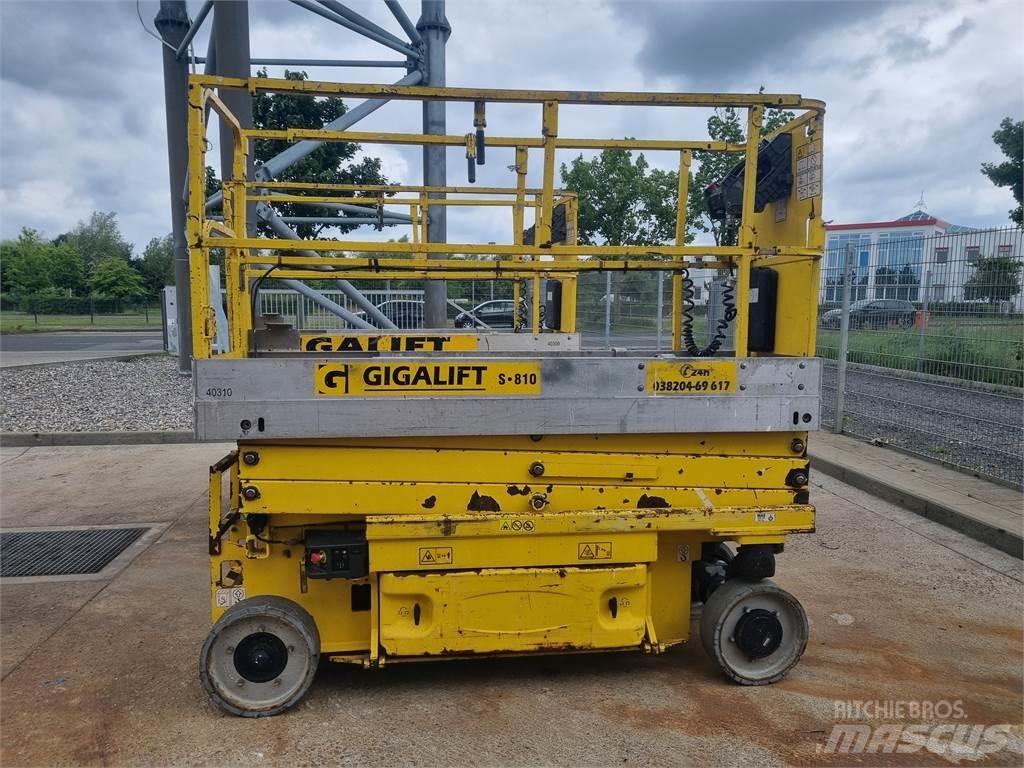 JLG 2030 ES رافعات مقصية الشكل