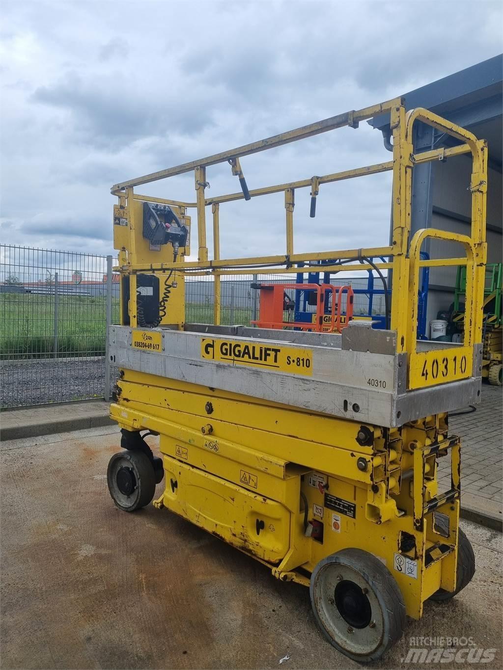 JLG 2030 ES رافعات مقصية الشكل