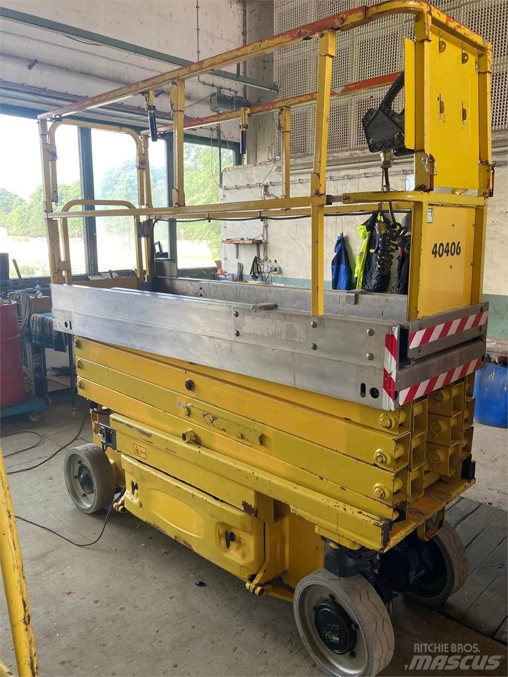 JLG 2630 ES رافعات مقصية الشكل