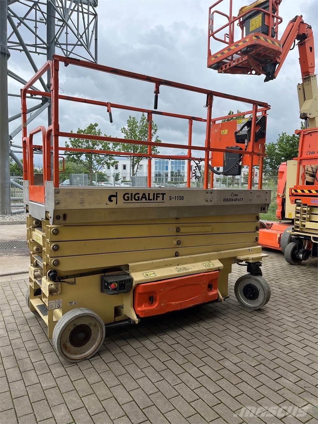 JLG 3246 ES رافعات مقصية الشكل