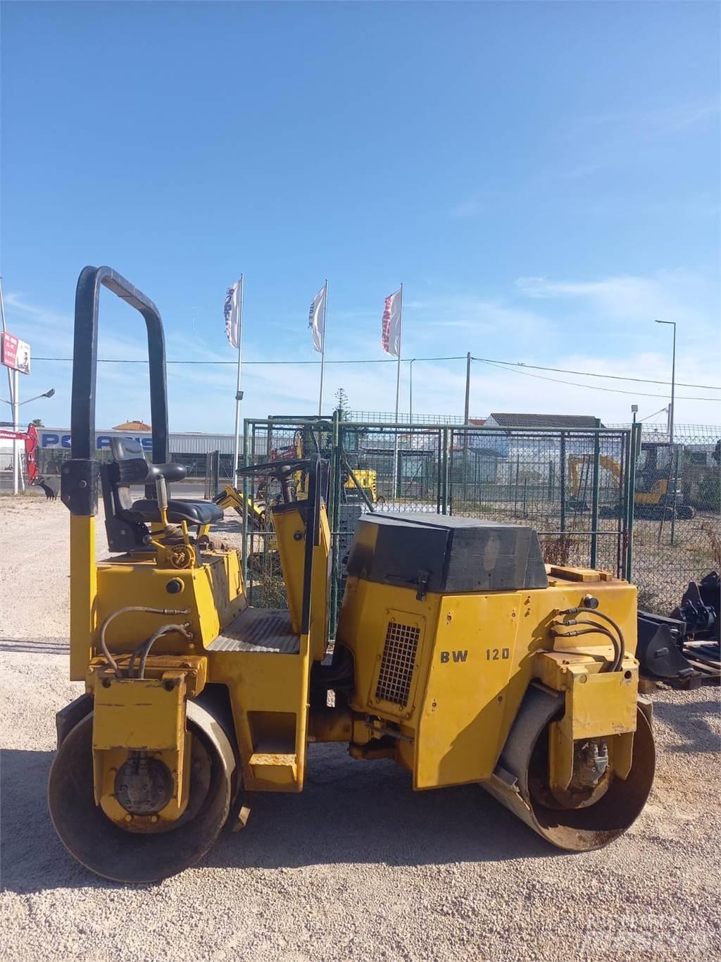 Bomag BW120AD مداحل ثنائية الاسطوانة