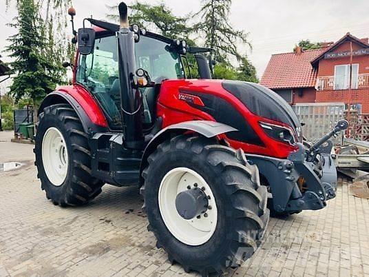 Valtra T154 الجرارات