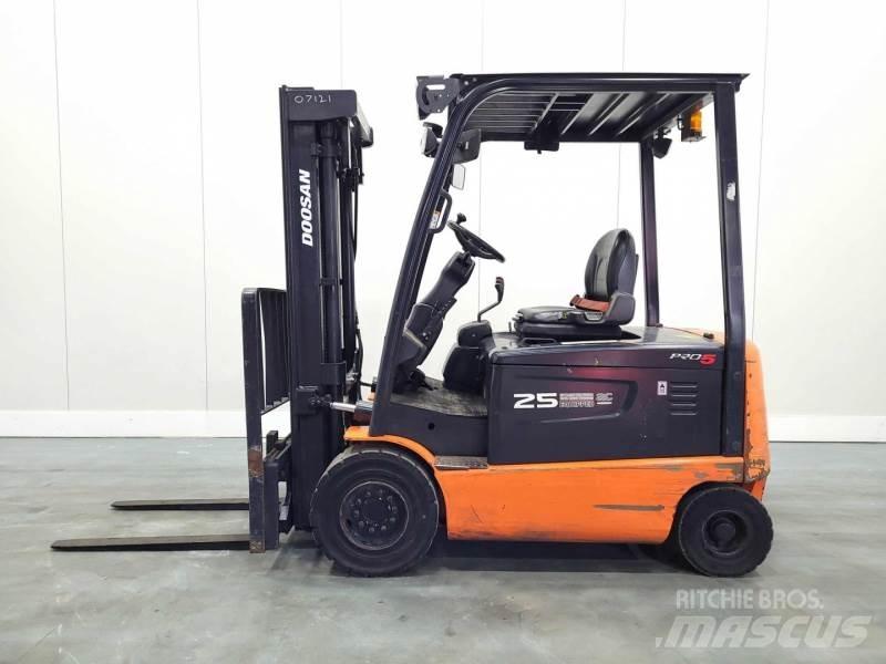 Doosan B25X-5 شاحنات ذات رافعات شوكية تعمل بالكهرباء