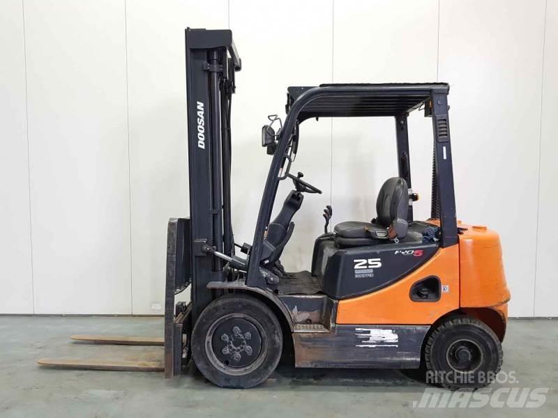 Doosan D25S-5 شاحنات الديزل