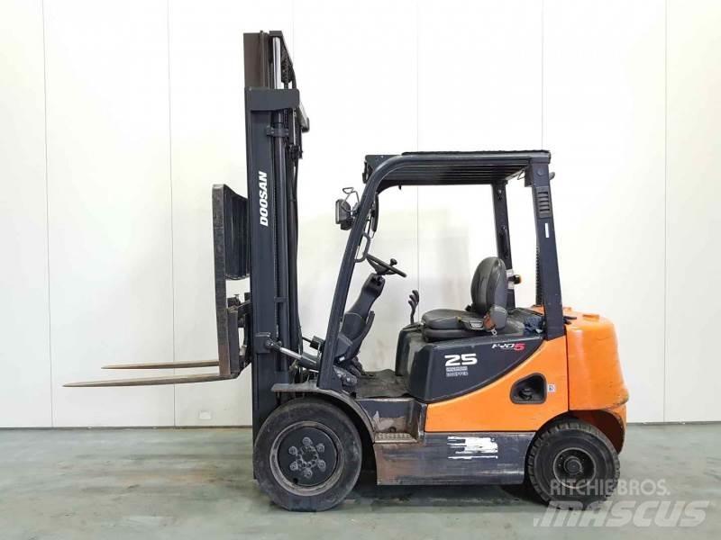 Doosan D25S-5 شاحنات الديزل