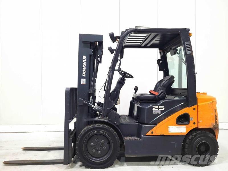 Doosan D25S-7 شاحنات الديزل