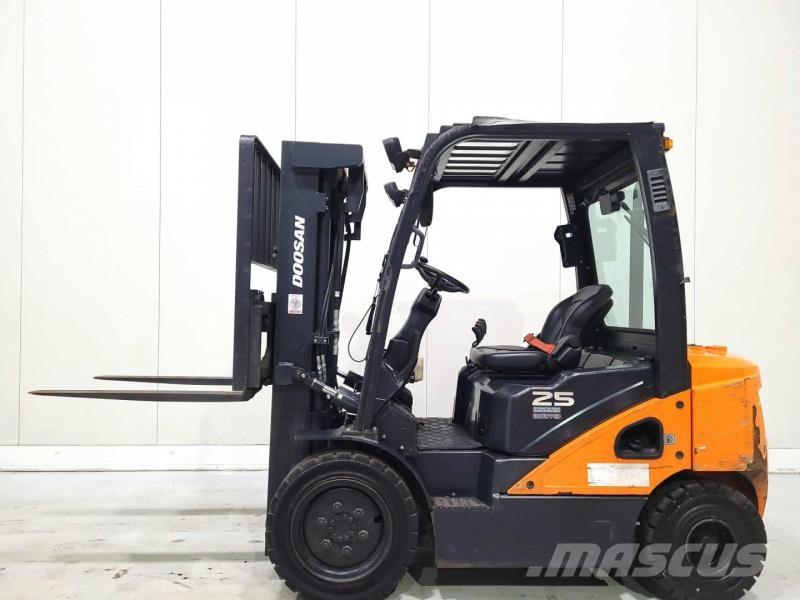 Doosan D25S-7 شاحنات الديزل