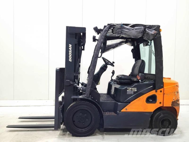 Doosan D25S-7 شاحنات الديزل