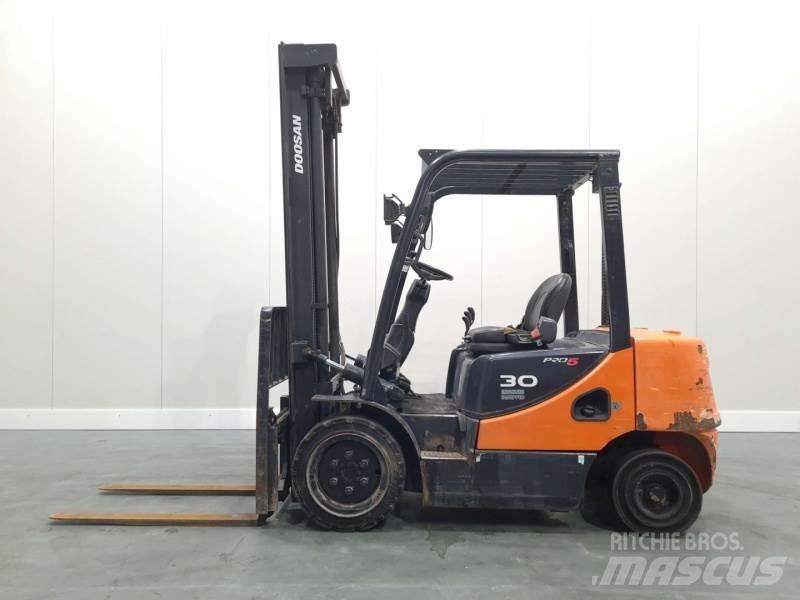 Doosan D30S-5 شاحنات الديزل