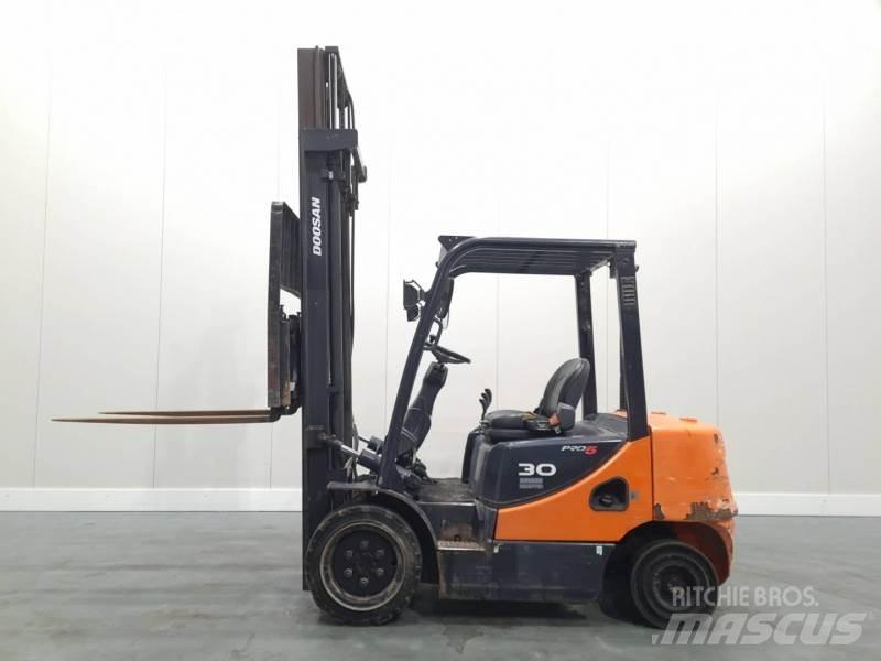 Doosan D30S-5 شاحنات الديزل