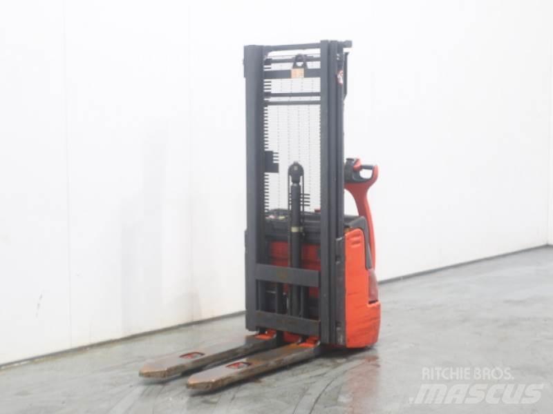 Linde L10 379 شاحنات مناولة ذات منصة نقالة يدوية