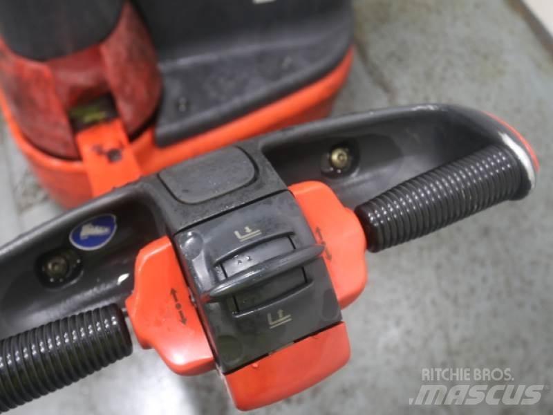 Linde L10 379 شاحنات مناولة ذات منصة نقالة يدوية