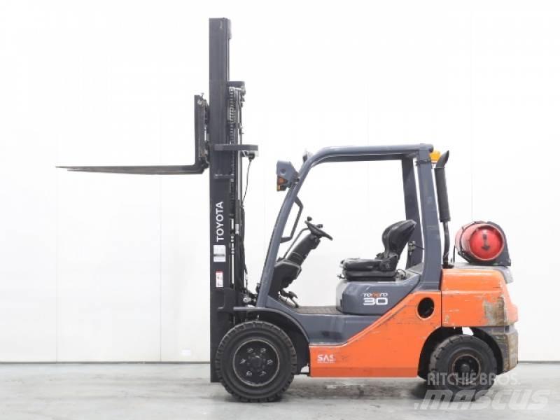Toyota 02-8FGF30 شاحنات LPG