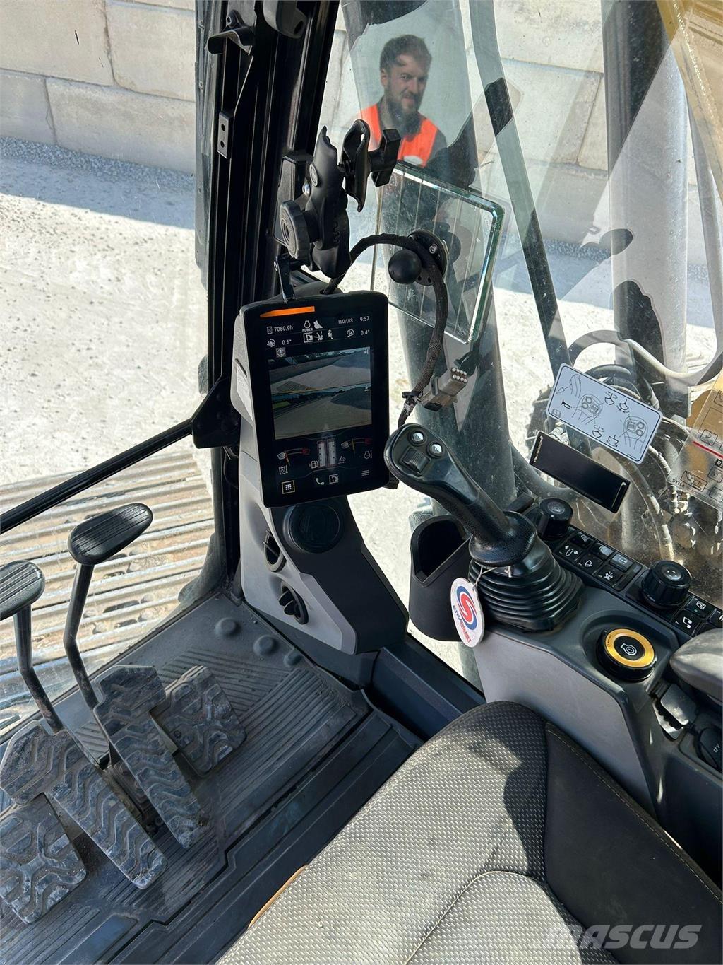 CAT 320 حفارات زحافة