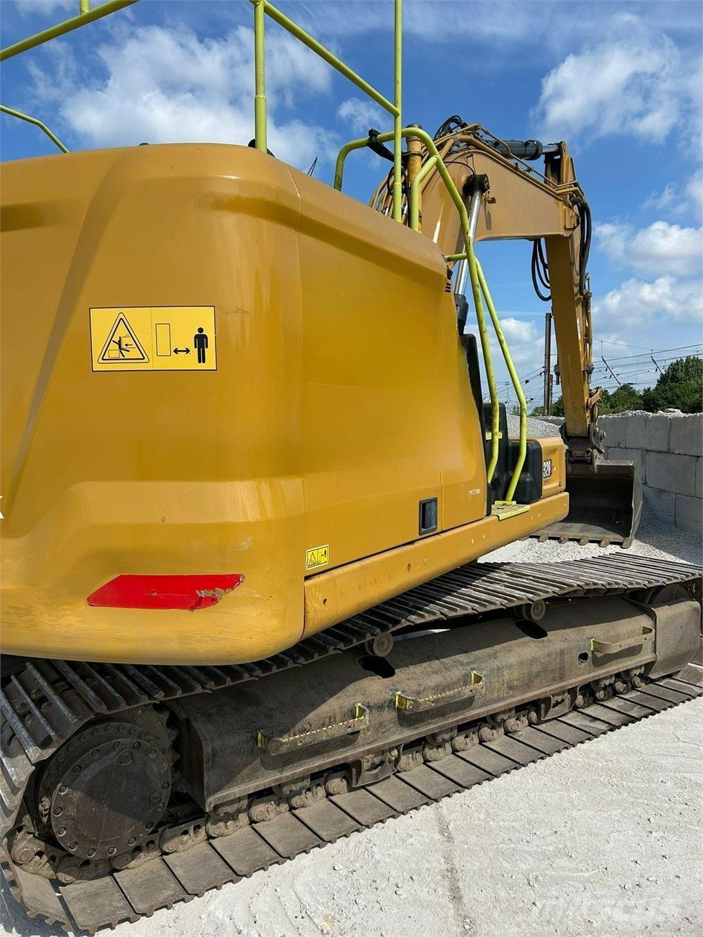 CAT 320 حفارات زحافة