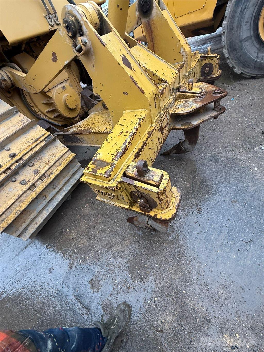 CAT D6T LGP بلدوزرات مجنزرة