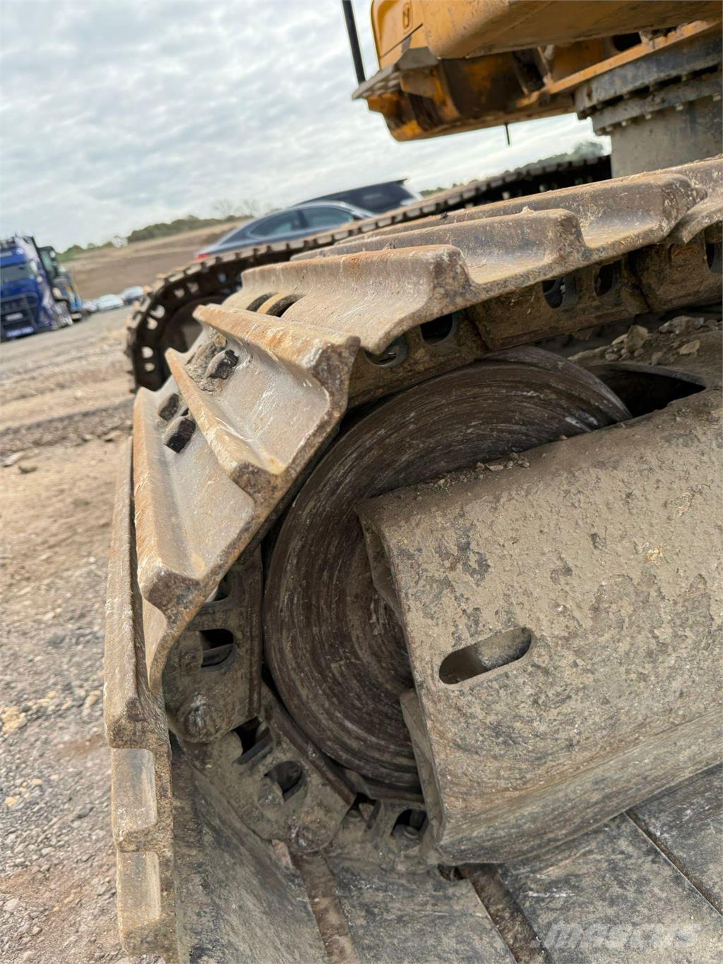 JCB 220X L 4F حفارات زحافة