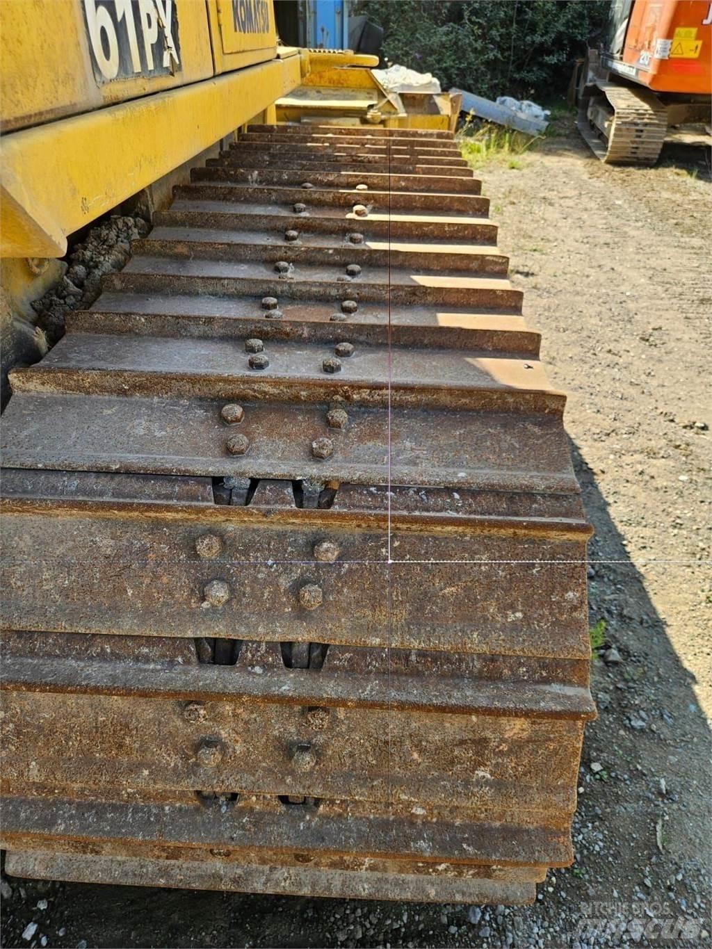 Komatsu D61PX-15 بلدوزرات مجنزرة