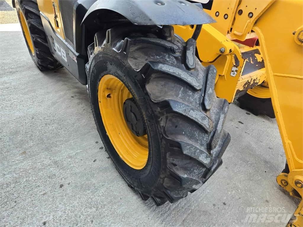 JCB 535-95 مناولات متداخلة