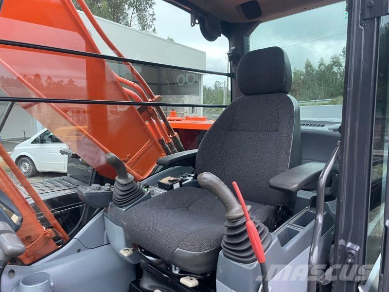 Hitachi ZX210 حفارات زحافة