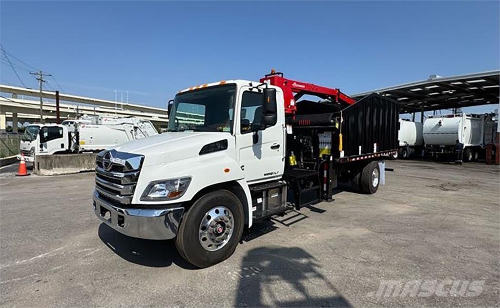 Hino L7 خطاطيف