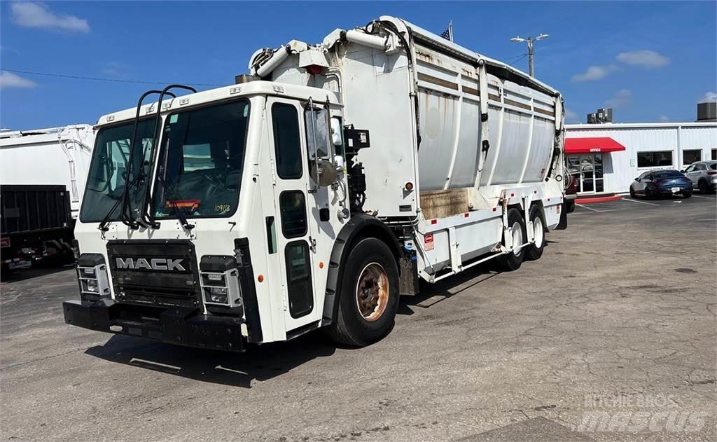 Mack LR613 شاحنات بمقصورة وهيكل