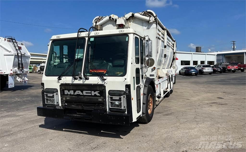 Mack LR613 شاحنات بمقصورة وهيكل