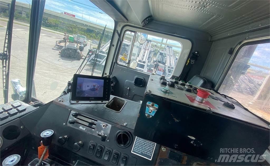 Mack MR688S شاحنات المخلفات