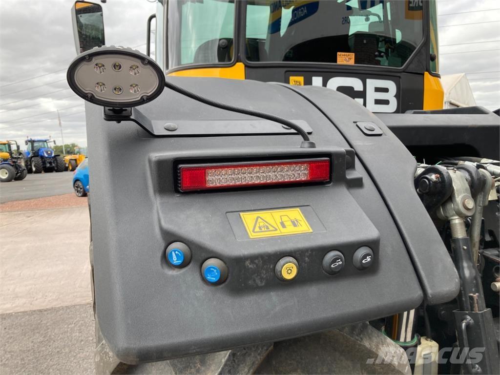 JCB 4220 الجرارات