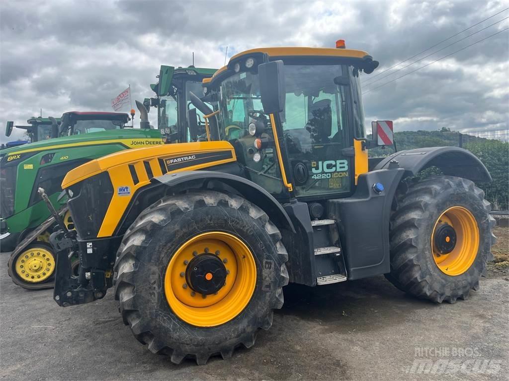 JCB 4220 ماكينات وملحقات مواش أخرى