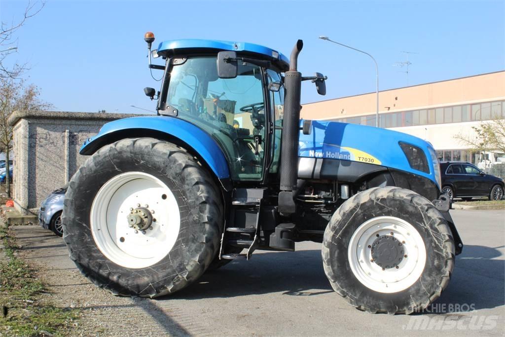 New Holland T7030 الجرارات
