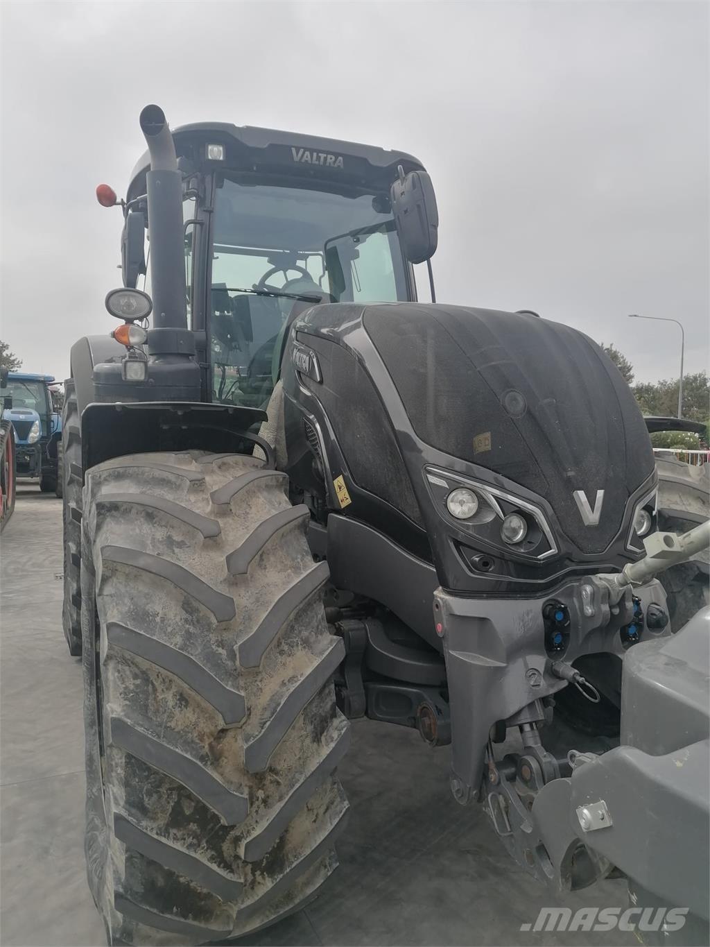 Valtra S324 الجرارات