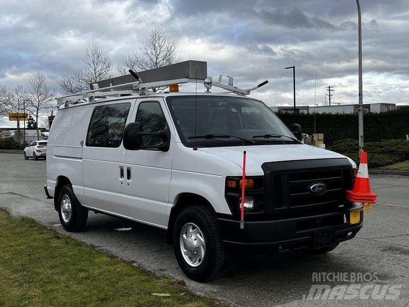 Ford Econoline شاحنة مقفلة