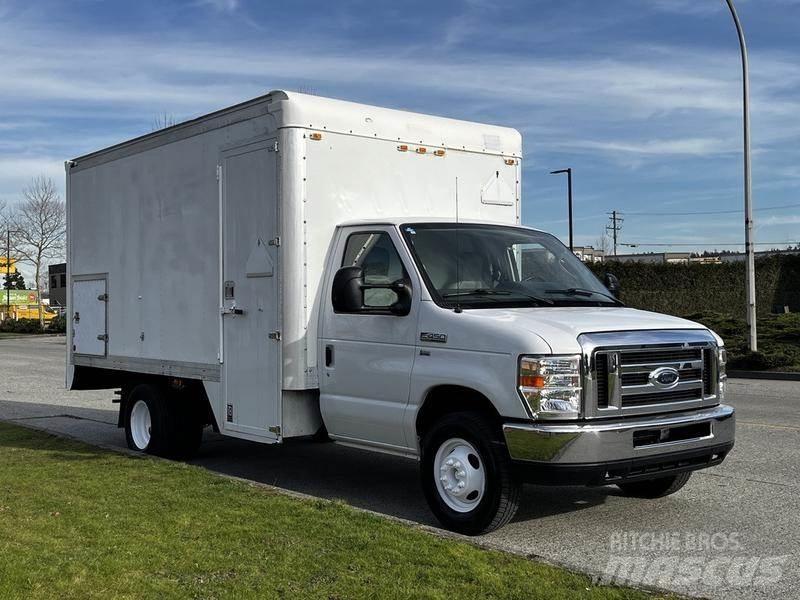 Ford Econoline شاحنة مقفلة