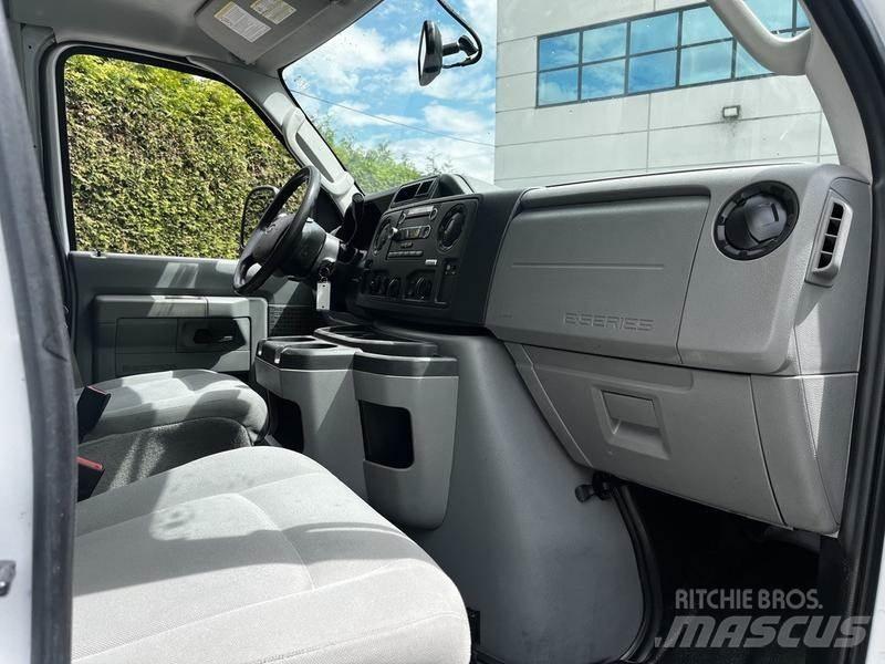 Ford Econoline شاحنة مقفلة