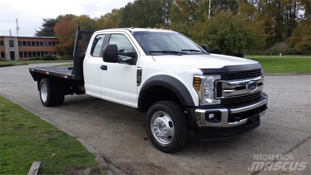 Ford F-550 شاحنات مسطحة/مفصلية الجوانب