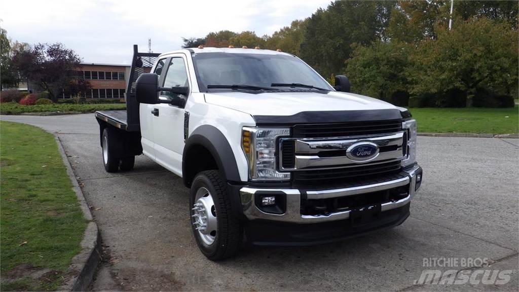 Ford F-550 شاحنات مسطحة/مفصلية الجوانب