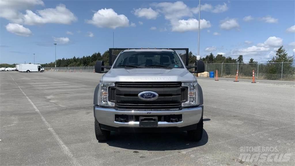 Ford F-550 شاحنات مسطحة/مفصلية الجوانب