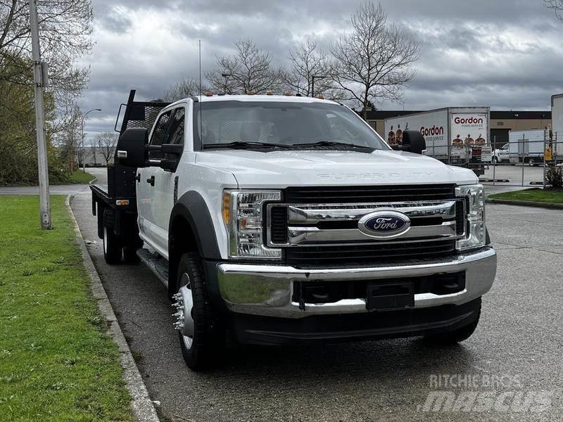 Ford F-550 شاحنات مسطحة/مفصلية الجوانب