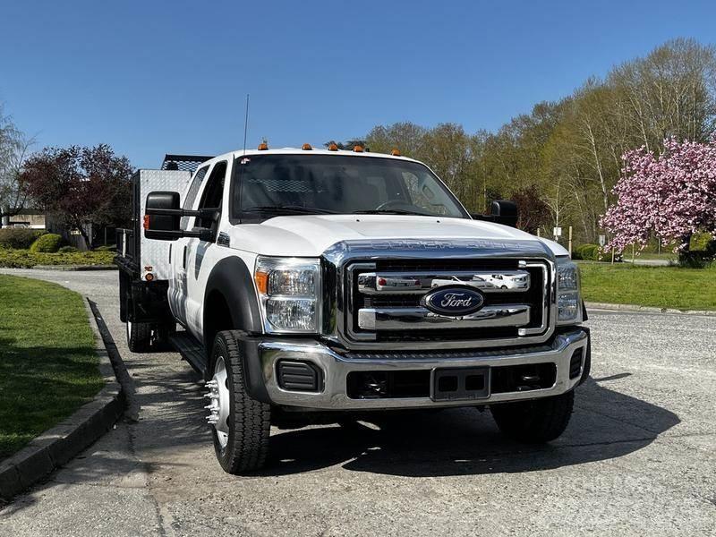 Ford F-550 شاحنات مسطحة/مفصلية الجوانب