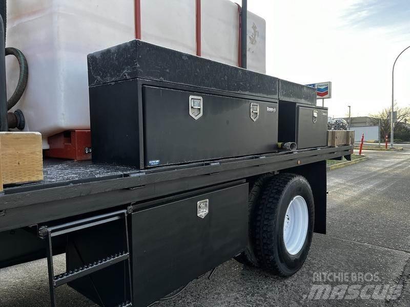 Ford F-750 شاحنات مسطحة/مفصلية الجوانب