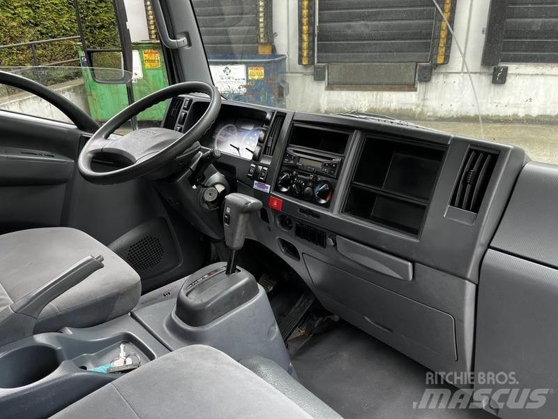 Isuzu NPR شاحنة مقفلة