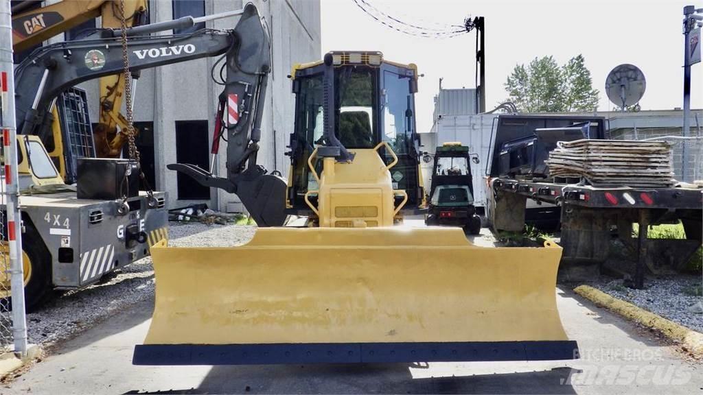 Komatsu D37PX-22 حفارات زحافة