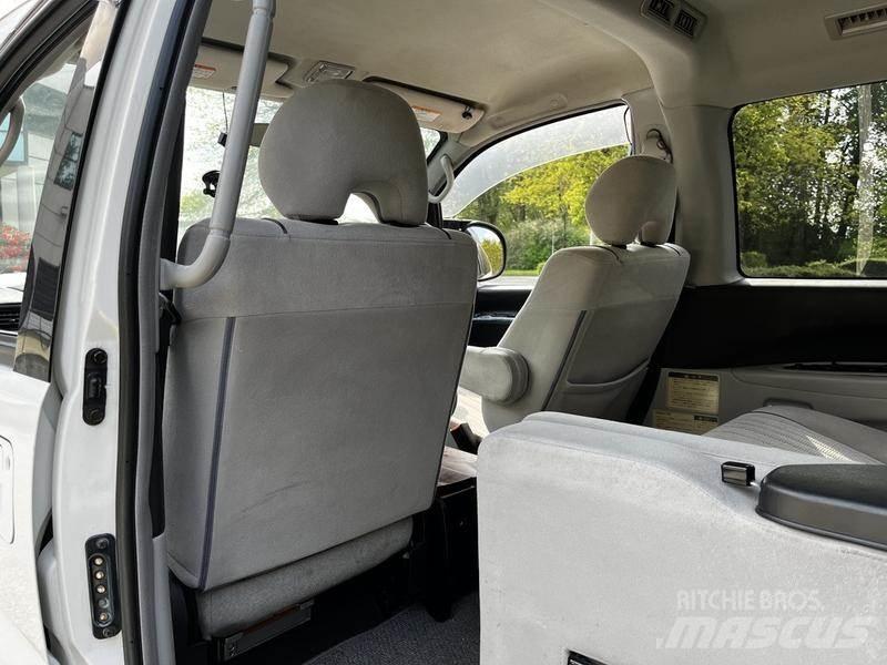 Mitsubishi Delica سيارات