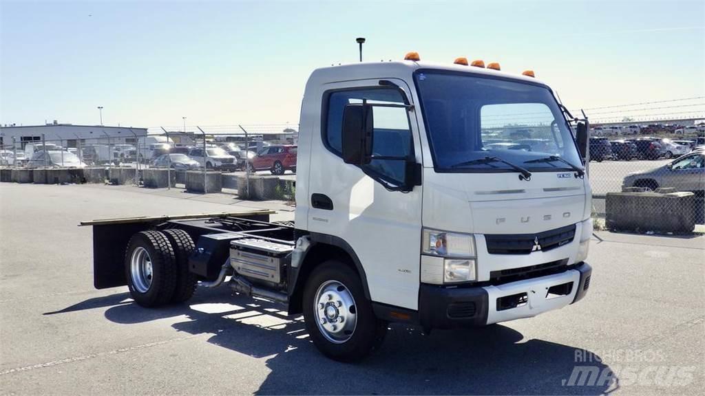 Mitsubishi Fuso FE شاحنات بمقصورة وهيكل
